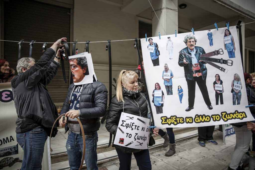 «Ντου» της ΠΟΕΔΗΝ στο υπουργείο Υγείας (Photo - Video)  - Media