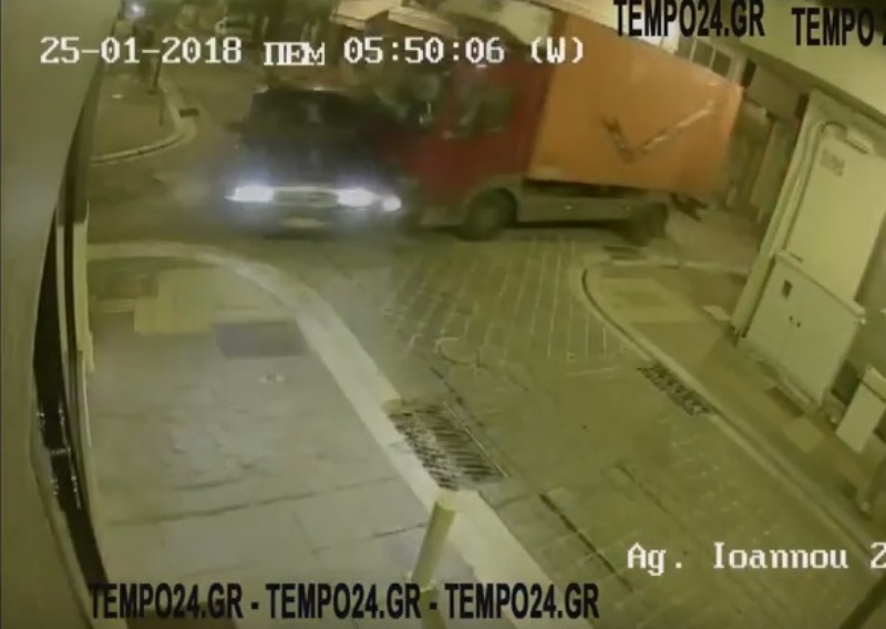 Τροχαίο στην Αχαΐα: Φορτηγό πέφτει πάνω σε αυτοκίνητο (Video) - Media