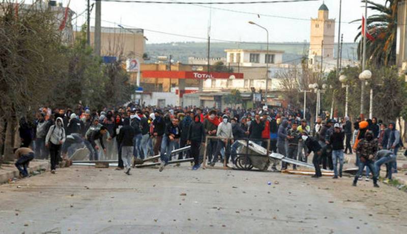 Καζάνι που βράζει η Τυνησία επειδή αυξήθηκαν οι φόροι και η λιτότητα: Ολονύχτιες ταραχές σε πολλές πόλεις - Media