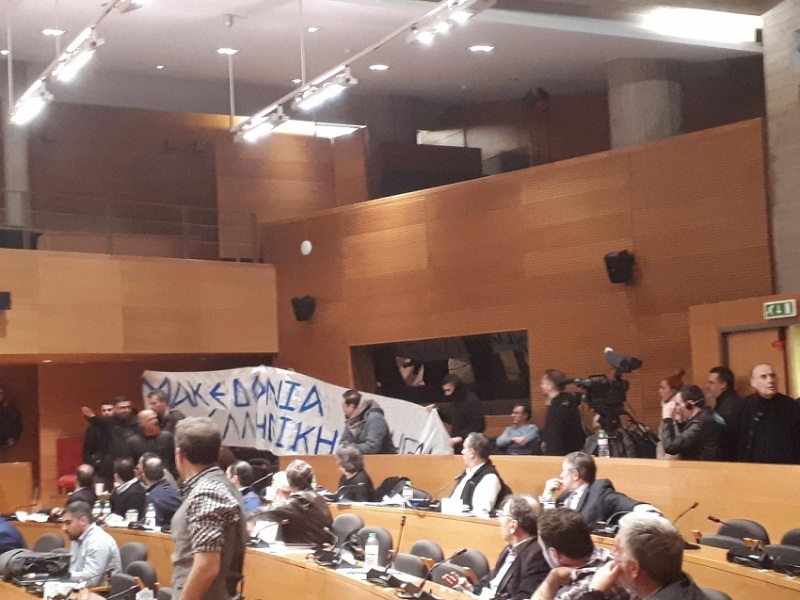 Πρόκληση της Χρυσής Αυγής: Εισβολή στο δημοτικό συμβούλιο Θεσσαλονικής (Photos, Video) - Media