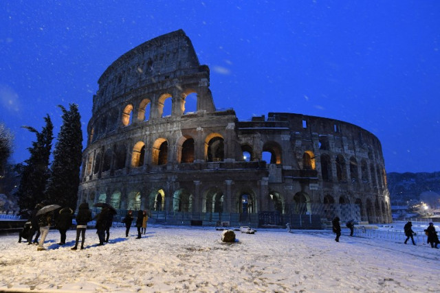 Ρώμη: Πολίτες κάνουν σκι στην πλατεία Αγ. Πέτρου - Στα λευκά το Κολοσσαίο (Photos) - Media