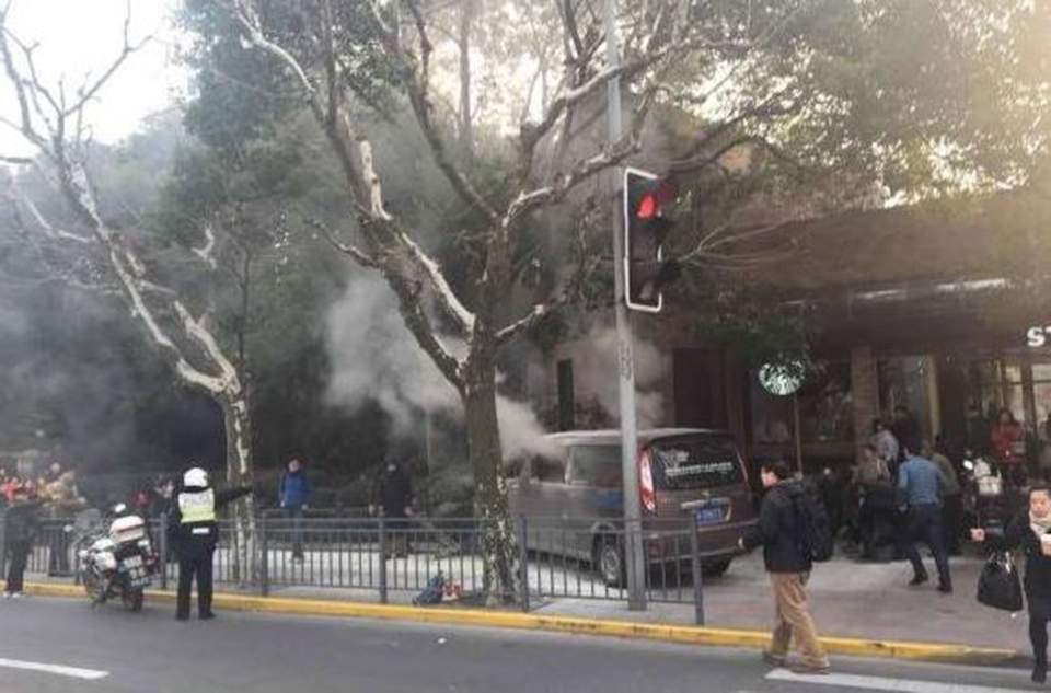 Κίνα: Φλεγόμενο φορτηγάκι παρέσυρε πεζούς – Πήρε φωτιά από το τσιγάρο του οδηγού - Media