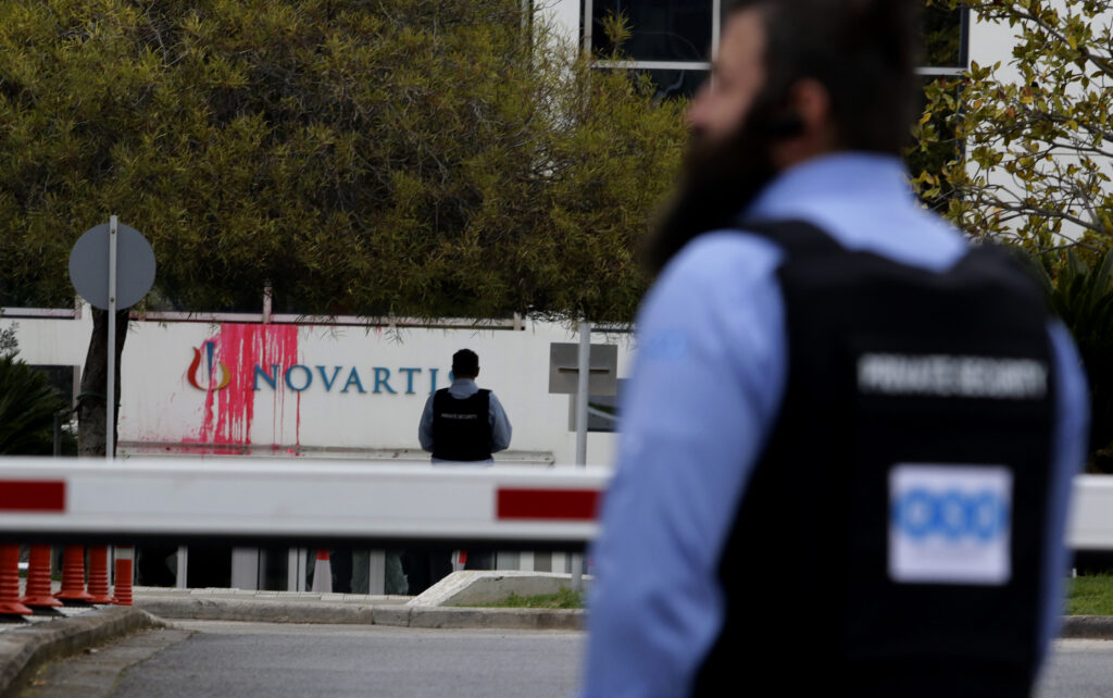 Eπίθεση του Ρουβίκωνα στα γραφεία της Novartis (Photos) - Media