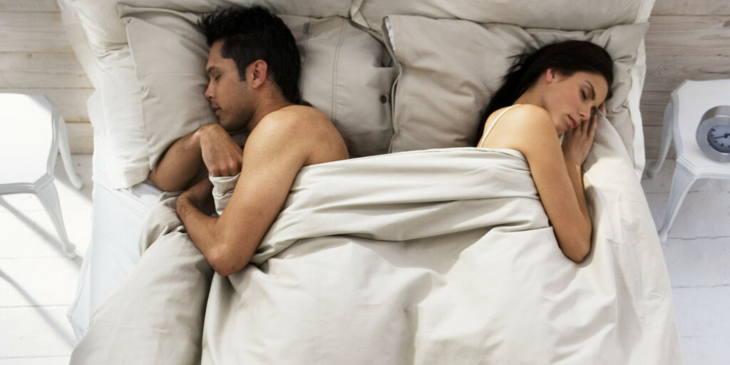 Η στάση του ύπνου αποκαλύπτει πόσο συχνά κάνει σεξ το ζευγάρι (γράφημα) - Media