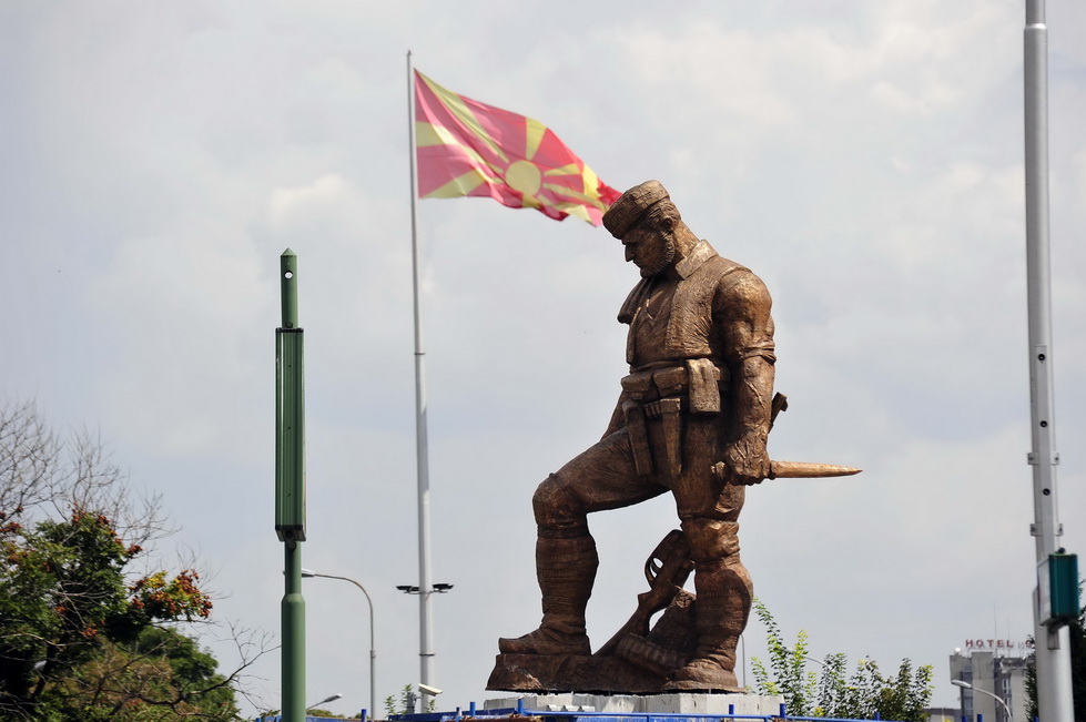 Μετά τις πινακίδες, οι Σκοπιανοί ξηλώνουν και τα αλυτρωτικά αγάλματα (Photos) - Media