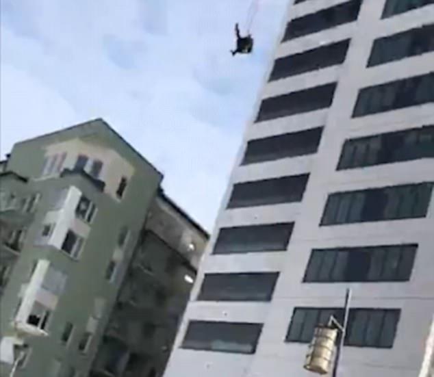 Πήδηξε από τον 24ο και δεν άνοιξε το αλεξίπτωτό του – Επέζησε από θαύμα (Video) - Media