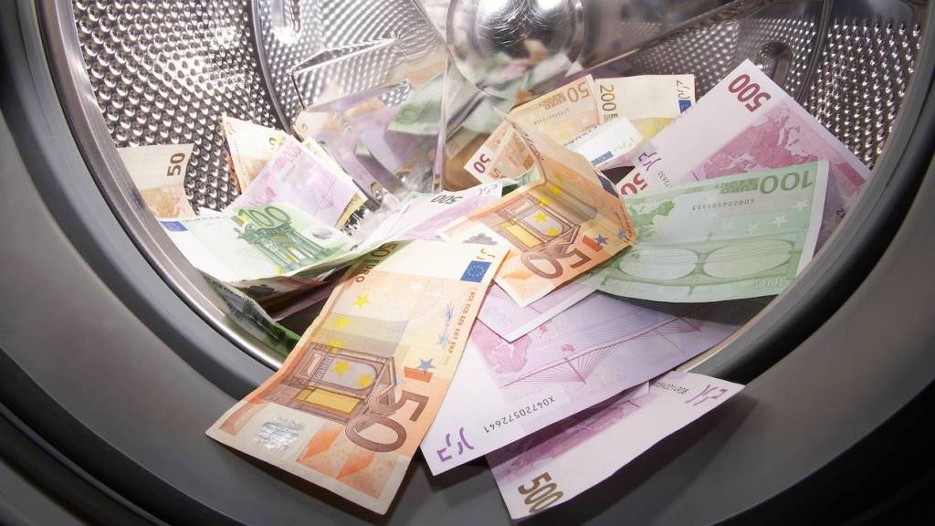 Υπό έλεγχο οι συναλλαγές άνω των 1.000 ευρώ - Media