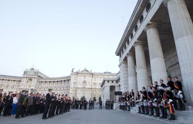 Σκάνδαλο με ναζιστικό βιβλίο στην Αυστρία: Εμπλέκεται συνεργάτης υπουργού - Media