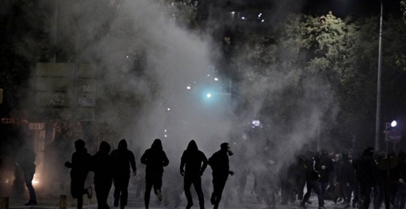 Επίθεση στα γραφεία της Χρυσής Αυγής στον Πειραιά - Media