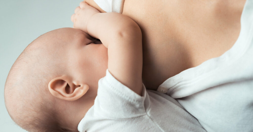 Διεμφυλική γυναίκα θηλάζει το μωρό της με το γάλα της - Media
