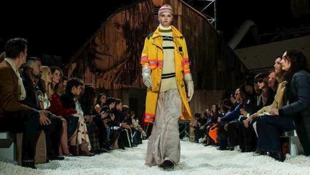 «Χιονισμένη» με... ποπ κορν η πασαρέλα του Calvin Klein! (Video) - Media