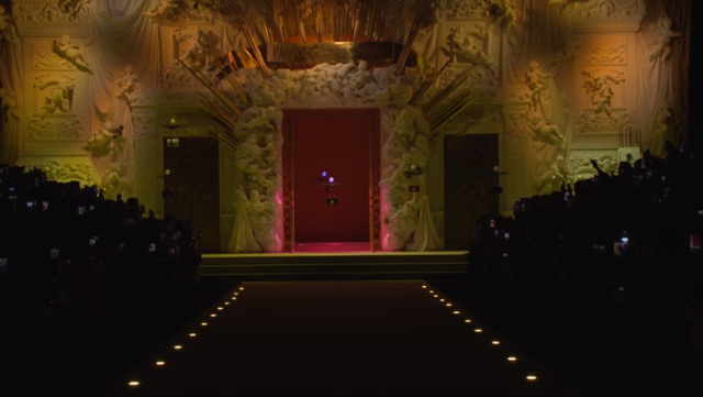 Εκπληκτικό θέαμα: Οι Dolce & Gabbana «κατέβασαν» τα drones στην πασαρέλα! (Video, Photo) - Media
