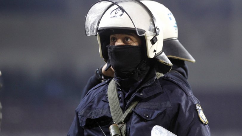 Το Λιμενικό προσπαθεί να κατεβάσει τους οπαδούς της ΑΕΚ από το πλοίο - Media