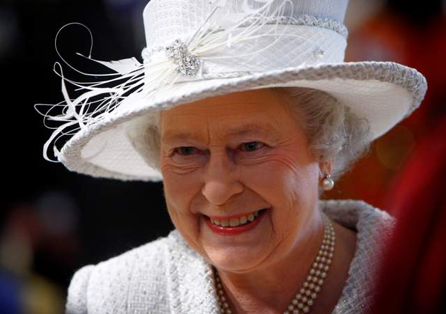 Σπάνια εμφάνιση της βασίλισσας Ελισάβετ σε επίδειξη μόδας! (Photos) - Media