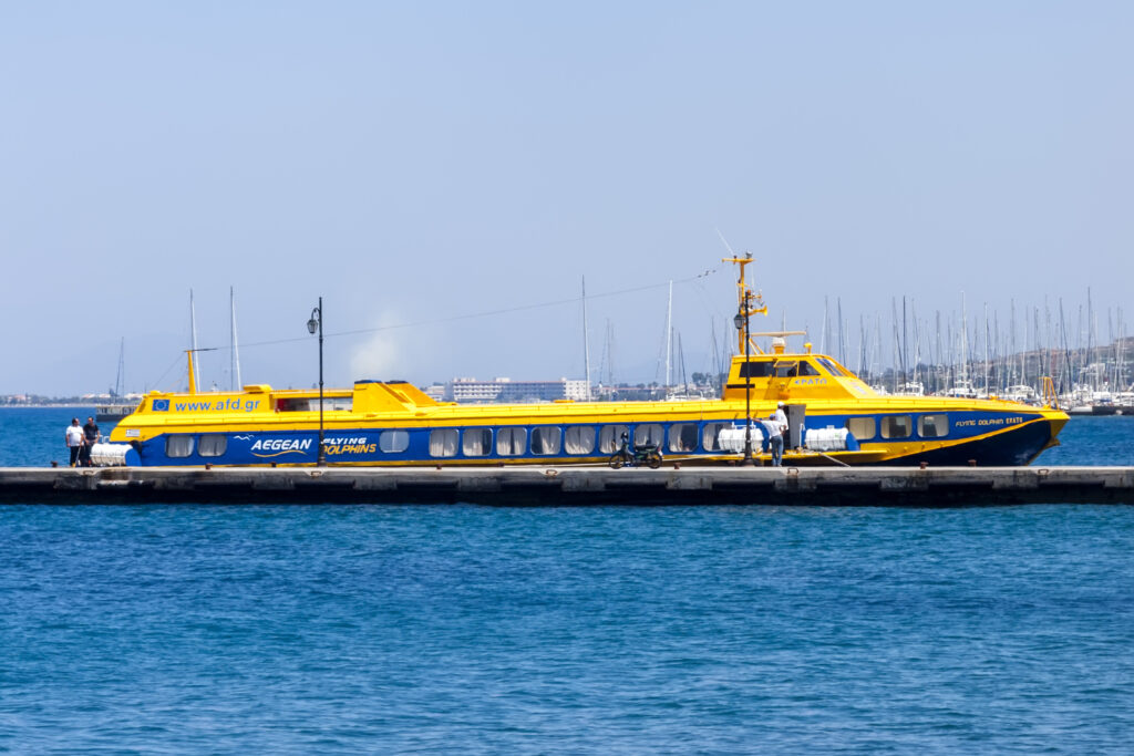Ταλαιπωρία για 100 επιβάτες - Πρόβλημα στη μηχανή του Flying Dolphin Erato κοντά στη Σκιάθο - Media