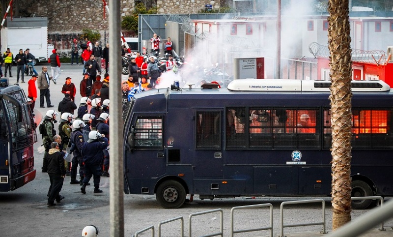 Ένταση στο Καραϊσκακη πριν το ντέρμπι μεταξύ οπαδών του Ολυμπιακού και αστυνομικούς - Media