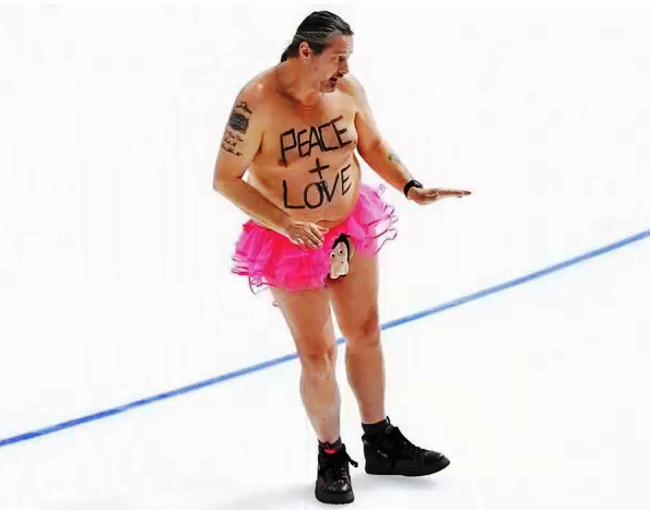 Άντρας με καυτή ροζ φουστίτσα εισέβαλε στο παγοδρόμιο των Ολυμπιακών Αγώνων (Video) - Media