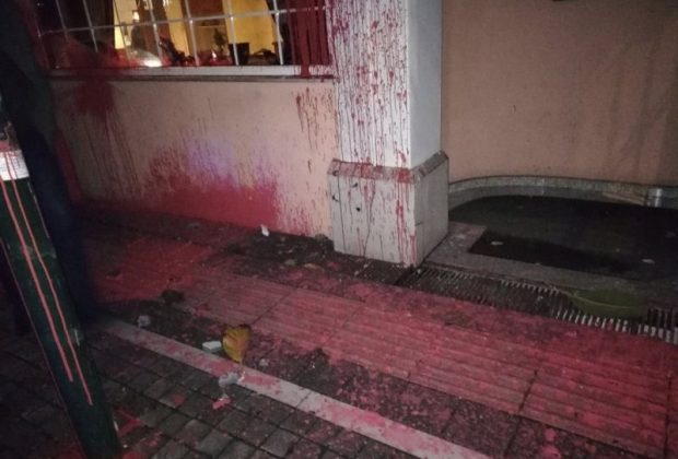 Πάτρα: Επίθεση με μπογιές στο ξενοδοχείο που θα μιλήσει ο Άδωνις (Photo) - Media