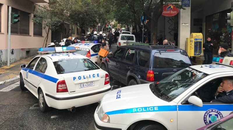 Πεδίο μάχης το Κολωνάκι με οπαδούς της Ντιναμό Κιέβου (Photos) - Media