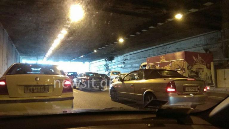 Καραμπόλα πέντε αυτοκινήτων στην Αττική Οδό προκάλεσε χάος και κίνηση  - Media