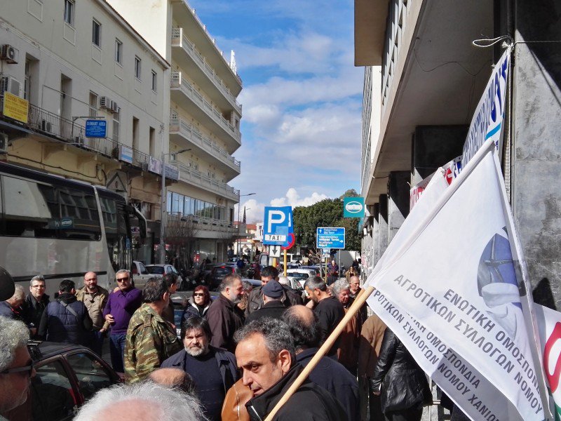 Χανιά: Συγκέντρωση κατά των ηλεκτρονικών πλειστηριασμών έξω από τη ΔΟΥ (Photos + Video)  - Media