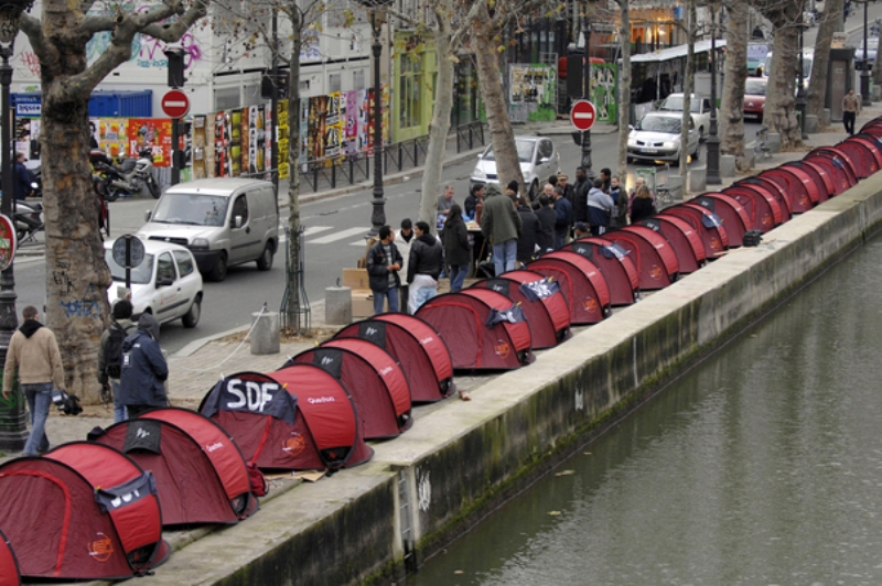 Τουλάχιστον 3.000 άστεγοι καταμετρήθηκαν σε μια νύχτα στους δρόμους του Παρισιού - Media