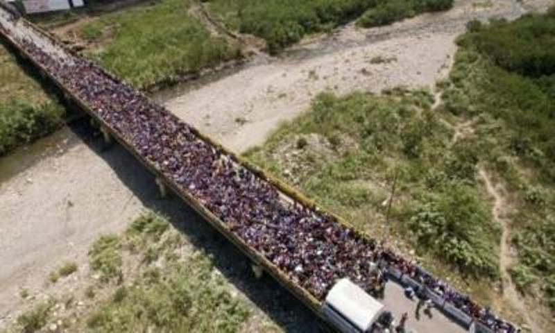 Μαζική έξοδος από τη Βενεζουέλα πριν σφραγίσει η Κολομβία τα σύνορα - Συγκλονιστική εικόνα (Video) - Media