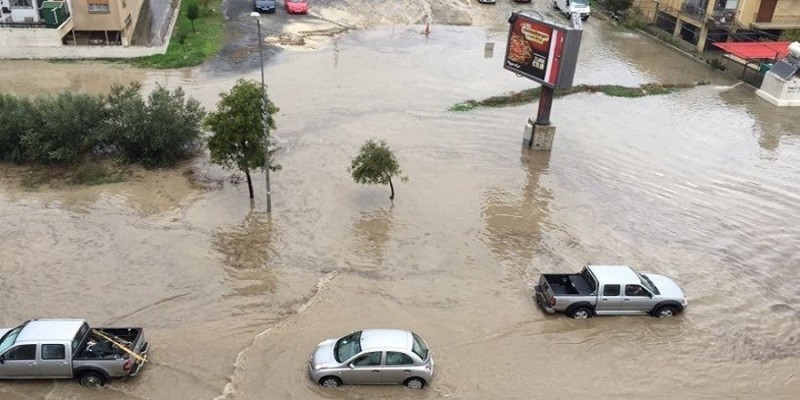 Σοβαρά προβλήματα από τις καταρρακτώδεις βροχές στην Λεμεσό- Πλημμύρισαν σπίτια, δρόμοι και εγκλωβίστηκαν οδηγοί  - Media