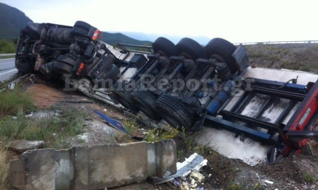 Ντεραπάρισε νταλίκα στην εθνική οδό Αθηνών - Λαμίας - Media