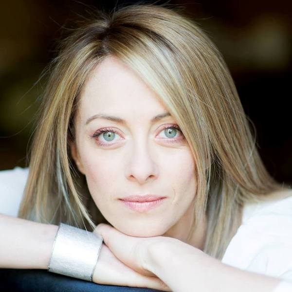 Η 40αρα ακροδεξιά νοσταλγός του Μουσολίνι που ονειρεύεται να γίνει πρωθυπουργός της Ιταλίας - Media