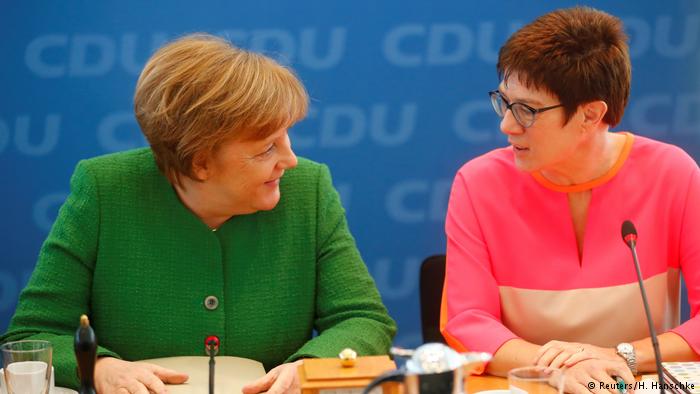 Η Mέρκελ δρομολογεί τη διαδοχή της  - Υπέδειξε τη νέα γενική γραμματέα του CDU - Media
