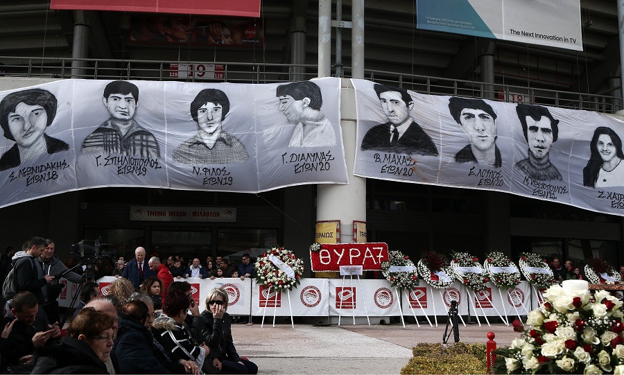 Όλη η οικογένεια του Ολυμπιακού στο μνημόσυνο για τη Θύρα 7 (Photo) - Media