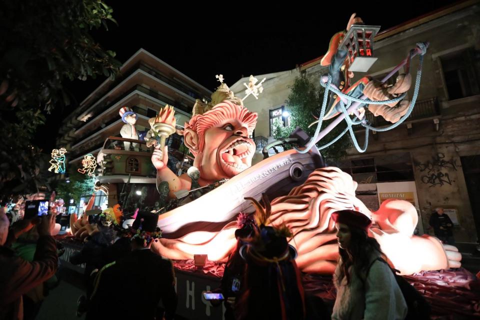 Σε εξέλιξη η Νυχτερινή Ποδαράτη του Πατρινού Καρναβαλιού - Δείτε Live - Media