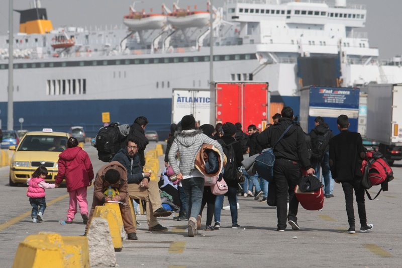 Υπό άκρα μυστικότητα η μεταφορά των 17 Τούρκων στο λιμάνι του Πειραιά - Media