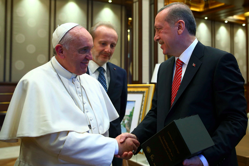 Συνάντηση Πάπα Φραγκίσκου με Ερντογάν - Το συμβολικό δώρο του ποντίφικα - Media
