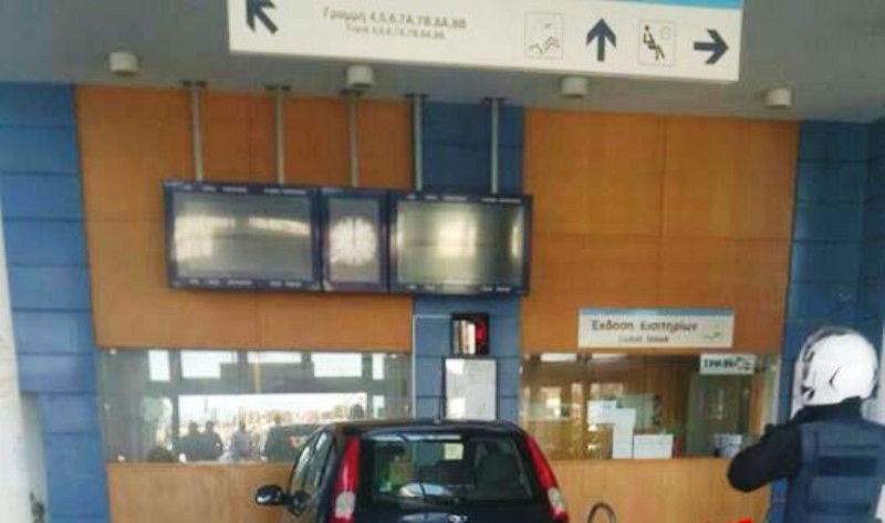 Απίστευτο κι όμως... ελληνικό: Μπήκε με το αυτοκίνητο στο σταθμό του Προαστιακού (Photo, Video) - Media