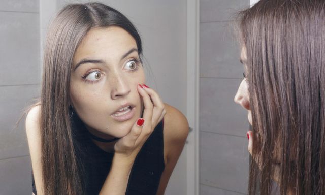 Από αυτό το σημείο του προσώπου «απαγορεύεται» να σπάσετε σπυράκι! (Photo) - Media