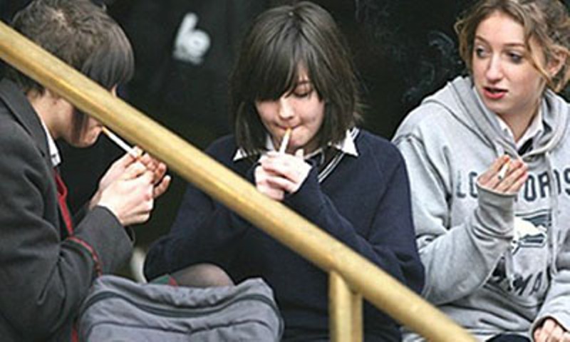 Πρόστιμο έως και 10.000 ευρώ σε διευθυντές σχολείων αν οι μαθητές καπνίζουν - Media