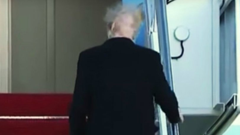 Ξεκόλλησε το περουκίνι του Τραμπ και «αποκαλύφθηκε» η φαλάκρα του - H χειρότερη μέρα για τα... μαλλιά του (Video) - Media