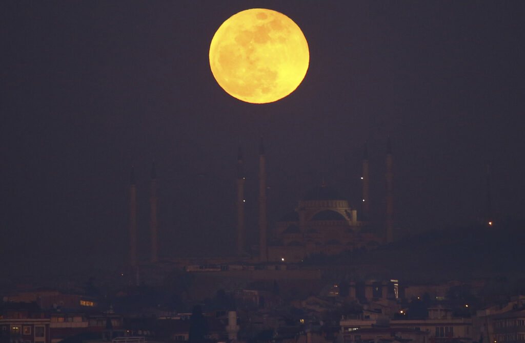 Mοναδικές εικόνες από το super - μπλε φεγγάρι που μάγεψε τον κόσμο (Photos) - Media Gallery