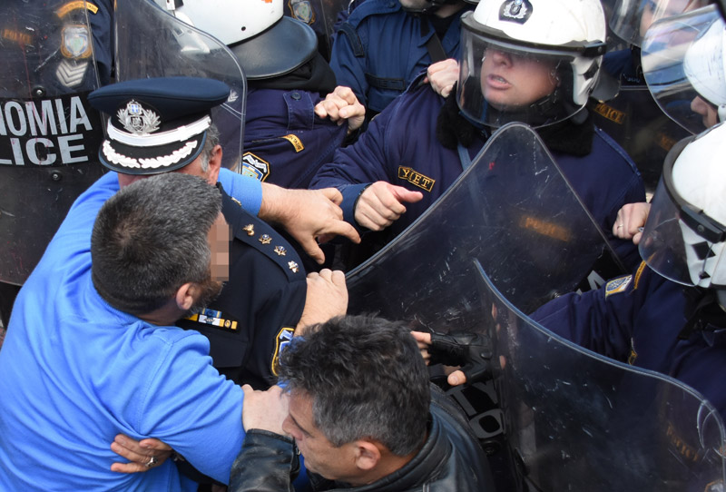 Ολοκληρώθηκε η πορεία της ΠΟΕ-ΟΤΑ έξω από τη Βουλή (Photos-Video) - Media