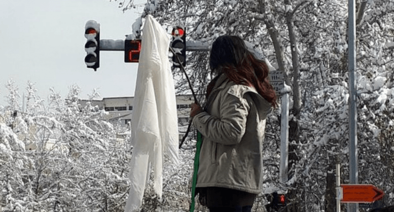 Ιράν: Έβγαλαν τη μαντίλα σε δημόσιο χώρο και τις συνέλαβαν (Photos) - Media