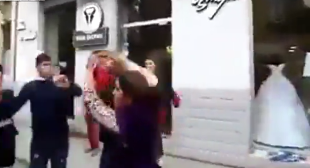 Ασύλληπτο: Γυναίκα χτυπά άνδρα και χρησιμοποιεί για όπλο της ένα μωρό! (Video) - Media