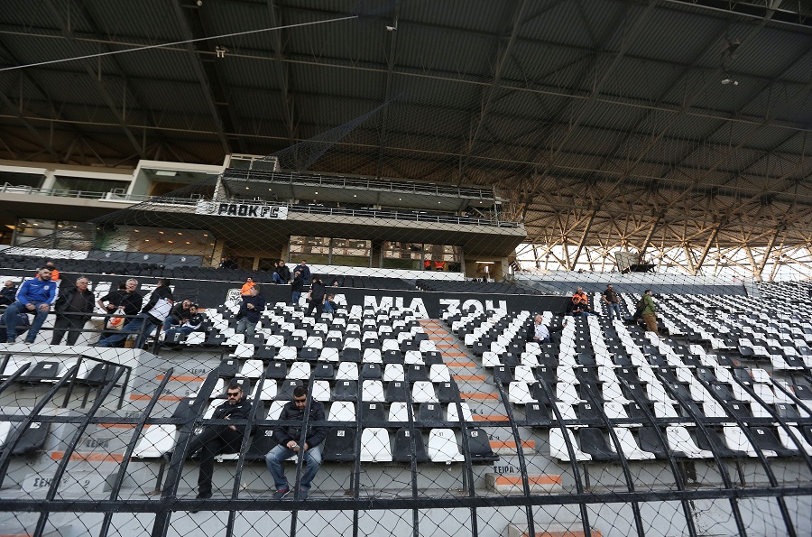 Μάθημα το πάθημα; Έβαλαν προστατευτικό δίχτυ πίσω από τον πάγκο της ΑΕΚ στην Τούμπα - Media