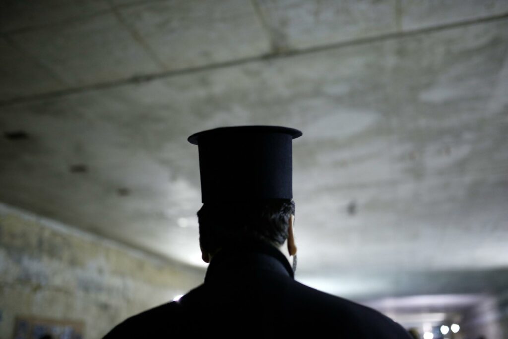 Παπάς έπεσε νοκ άουτ από το ποτό – Τον πήγαν σε κηδεία με το τρακτέρ, δίπλα στο φέρετρο (Photo) - Media