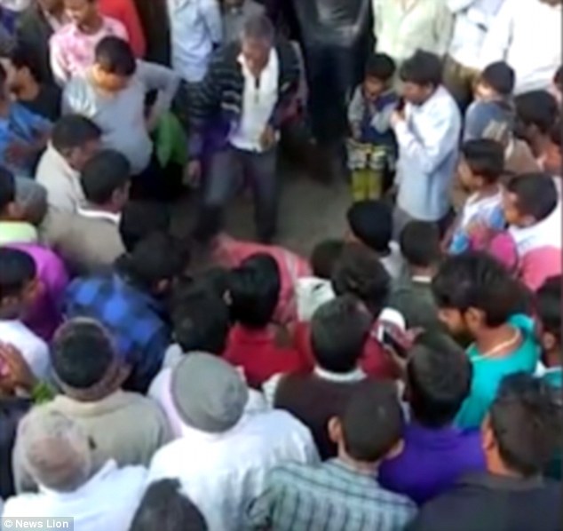 Άνδρας μαστιγώνει 100 φορές τη σύζυγό του για μοιχεία μπροστά σε εξαγριωμένο πλήθος (Σκληρό βίντεο) - Media