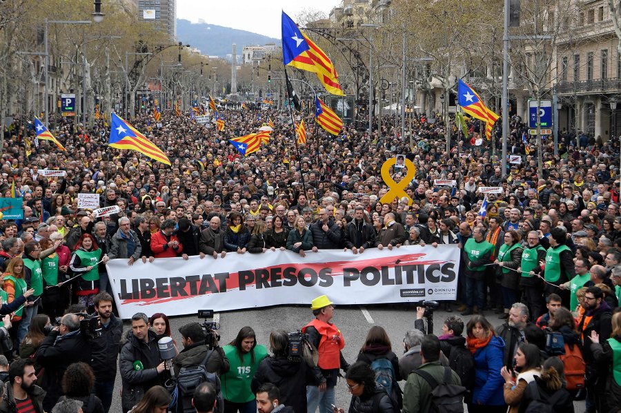 Χιλιάδες Καταλανοί στους δρόμους μετά τη σύλληψη Πουτζντεμόν - Media