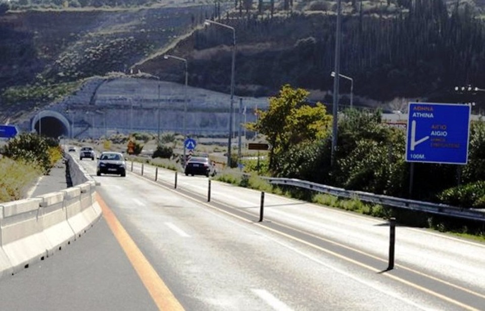 Οδηγούσε ανάποδα στην Πατρών-Αθηνών – Τον σταμάτησε η αστυνομία - Media