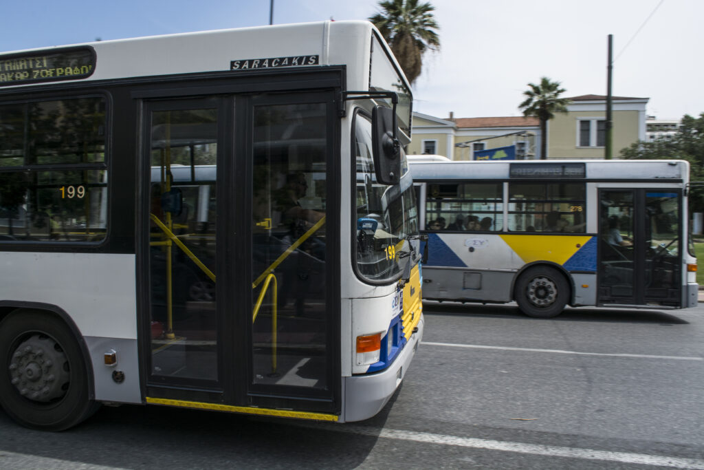 Μεγάλη αναστάτωση σε αστικό λεωφορείο - Ηλικιωμένος άπλωσε χέρια σε νεαρή (Photo) - Media