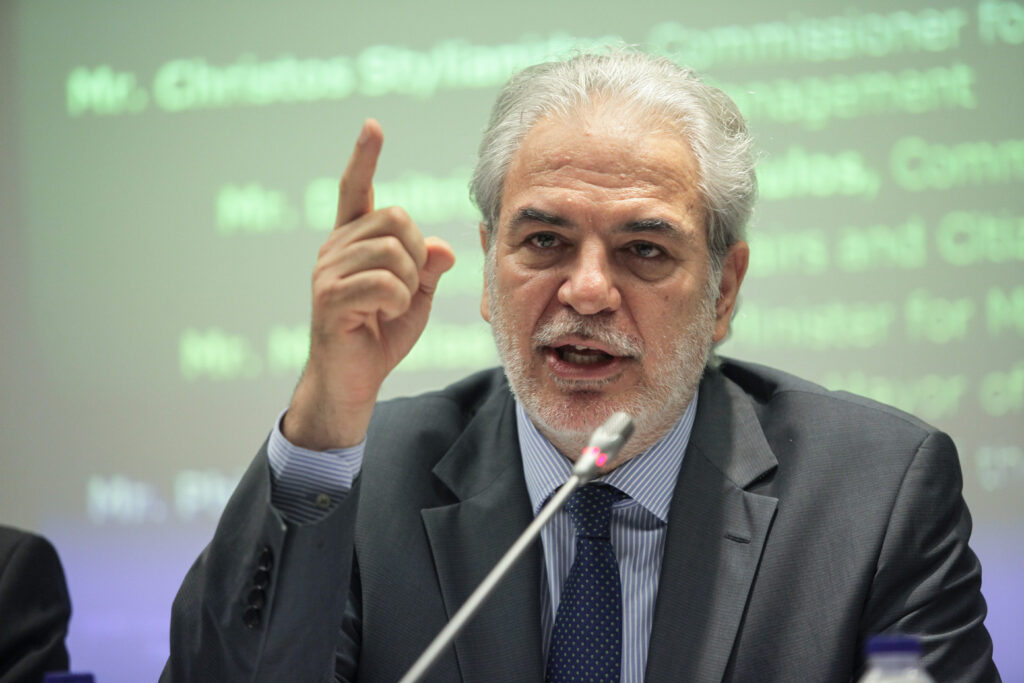 Στυλιανίδης στο Delphi Forum: Η Κομισιόν θα αυξήσει τα κονδύλια για τους πρόσφυγες  - Media